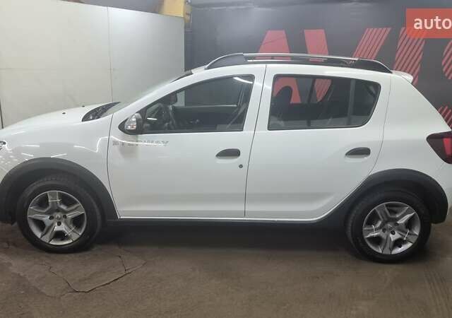 Белый Рено Сандеро, объемом двигателя 0.9 л и пробегом 109 тыс. км за 9600 $, фото 1 на Automoto.ua