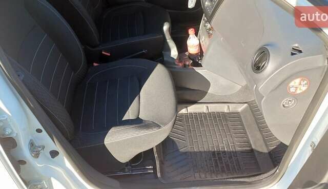 Белый Рено Сандеро, объемом двигателя 0.9 л и пробегом 45 тыс. км за 8300 $, фото 12 на Automoto.ua