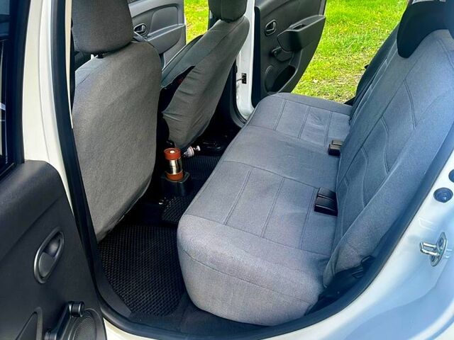 Білий Рено Сандеро, об'ємом двигуна 1 л та пробігом 53 тис. км за 9600 $, фото 7 на Automoto.ua