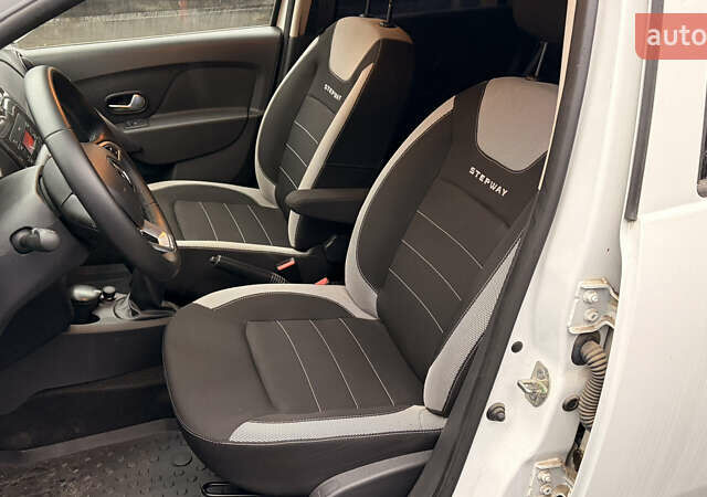 Білий Рено Сандеро, об'ємом двигуна 1.46 л та пробігом 17 тис. км за 13235 $, фото 5 на Automoto.ua