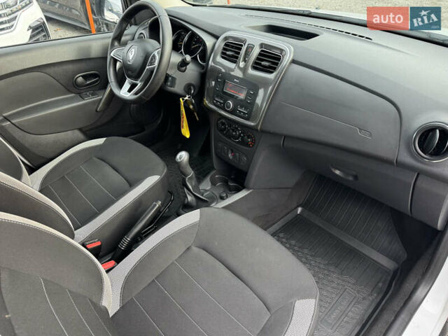 Белый Рено Сандеро, объемом двигателя 0.9 л и пробегом 65 тыс. км за 10000 $, фото 10 на Automoto.ua