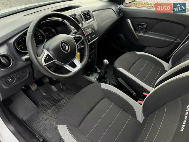 Белый Рено Сандеро, объемом двигателя 0.9 л и пробегом 65 тыс. км за 10000 $, фото 8 на Automoto.ua