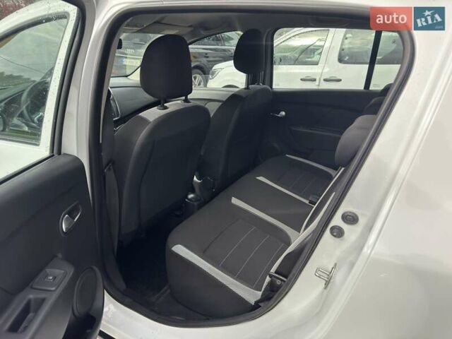 Белый Рено Сандеро, объемом двигателя 0.9 л и пробегом 68 тыс. км за 9400 $, фото 5 на Automoto.ua