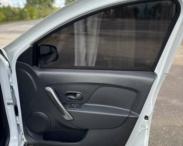 Белый Рено Сандеро, объемом двигателя 1.46 л и пробегом 75 тыс. км за 10800 $, фото 18 на Automoto.ua