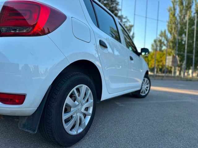 Белый Рено Сандеро, объемом двигателя 1 л и пробегом 98 тыс. км за 8190 $, фото 18 на Automoto.ua