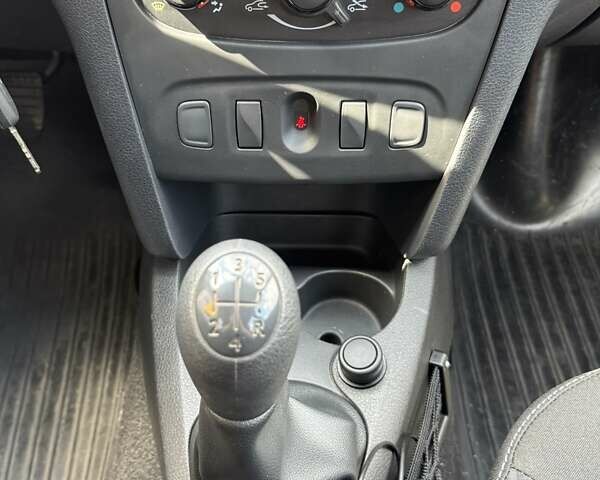 Білий Рено Сандеро, об'ємом двигуна 0.9 л та пробігом 37 тис. км за 10300 $, фото 16 на Automoto.ua