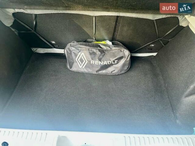 Білий Рено Сандеро, об'ємом двигуна 0.9 л та пробігом 53 тис. км за 9600 $, фото 9 на Automoto.ua