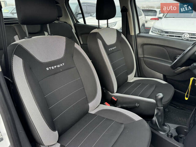 Белый Рено Сандеро, объемом двигателя 0.9 л и пробегом 65 тыс. км за 10000 $, фото 11 на Automoto.ua