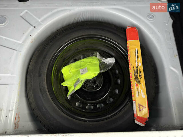 Белый Рено Сандеро, объемом двигателя 0.9 л и пробегом 65 тыс. км за 10000 $, фото 7 на Automoto.ua