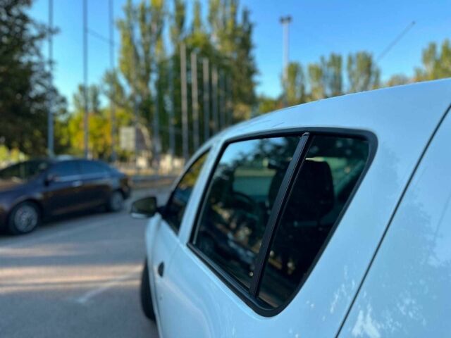 Белый Рено Сандеро, объемом двигателя 1 л и пробегом 98 тыс. км за 8190 $, фото 15 на Automoto.ua