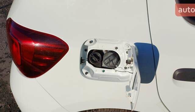 Белый Рено Сандеро, объемом двигателя 0.9 л и пробегом 45 тыс. км за 8300 $, фото 15 на Automoto.ua