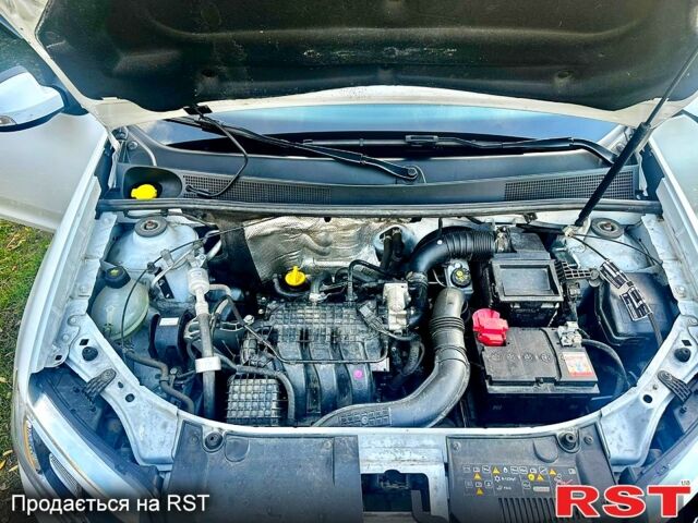 Білий Рено Сандеро, об'ємом двигуна 1 л та пробігом 53 тис. км за 9600 $, фото 5 на Automoto.ua