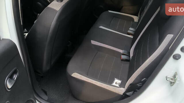 Белый Рено Сандеро, объемом двигателя 0.9 л и пробегом 52 тыс. км за 10999 $, фото 17 на Automoto.ua