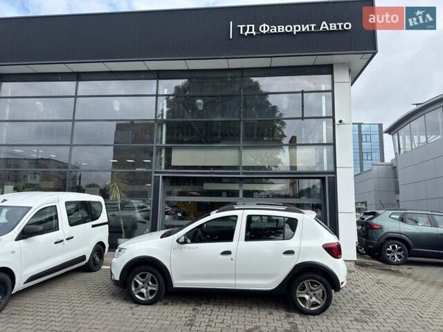 Белый Рено Сандеро, объемом двигателя 0.9 л и пробегом 68 тыс. км за 9400 $, фото 3 на Automoto.ua