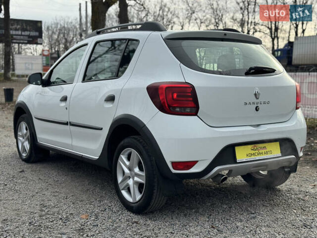 Белый Рено Сандеро, объемом двигателя 0.9 л и пробегом 65 тыс. км за 10000 $, фото 3 на Automoto.ua