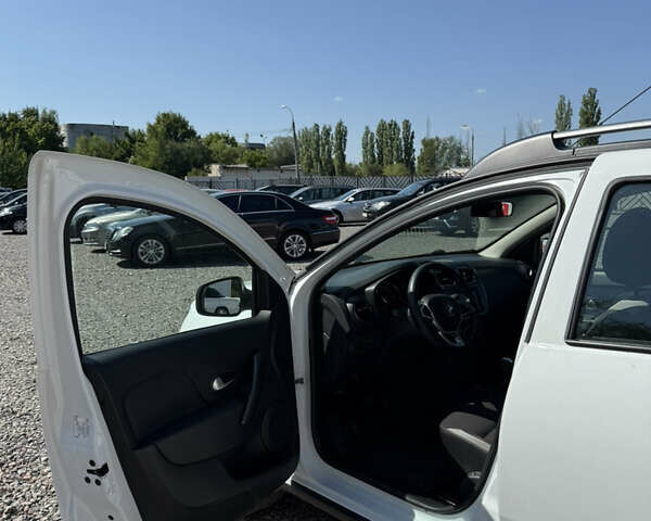 Білий Рено Сандеро, об'ємом двигуна 0.9 л та пробігом 34 тис. км за 12700 $, фото 6 на Automoto.ua