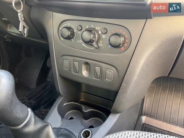 Белый Рено Сандеро, объемом двигателя 1 л и пробегом 131 тыс. км за 9800 $, фото 18 на Automoto.ua