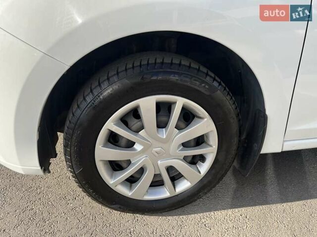 Белый Рено Сандеро, объемом двигателя 1 л и пробегом 131 тыс. км за 9800 $, фото 9 на Automoto.ua