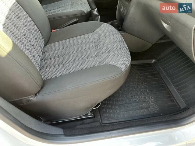 Белый Рено Сандеро, объемом двигателя 1 л и пробегом 131 тыс. км за 9800 $, фото 16 на Automoto.ua