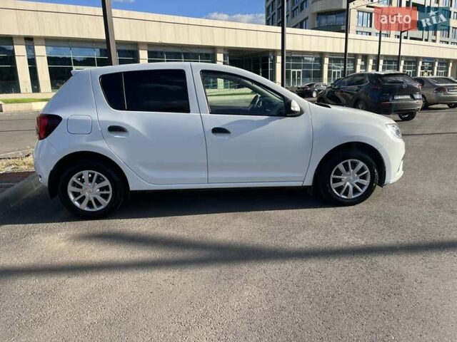 Белый Рено Сандеро, объемом двигателя 1 л и пробегом 131 тыс. км за 9800 $, фото 4 на Automoto.ua