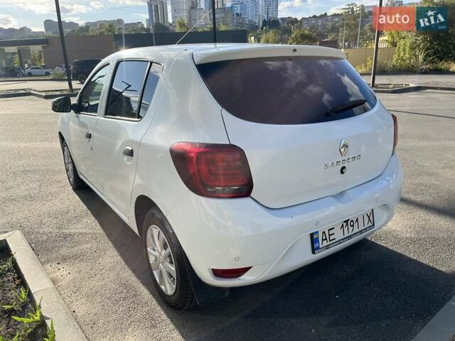 Белый Рено Сандеро, объемом двигателя 1 л и пробегом 131 тыс. км за 9800 $, фото 2 на Automoto.ua