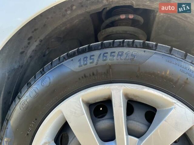 Белый Рено Сандеро, объемом двигателя 1 л и пробегом 131 тыс. км за 9800 $, фото 8 на Automoto.ua