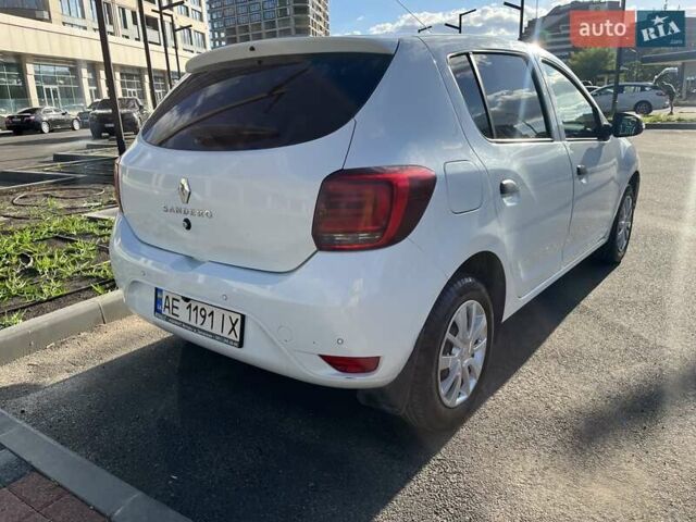 Белый Рено Сандеро, объемом двигателя 1 л и пробегом 131 тыс. км за 9800 $, фото 3 на Automoto.ua