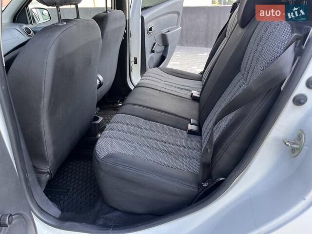 Белый Рено Сандеро, объемом двигателя 1 л и пробегом 131 тыс. км за 9800 $, фото 24 на Automoto.ua