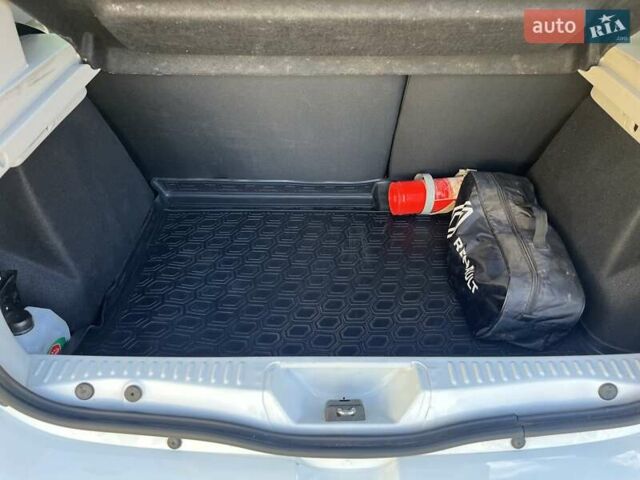 Белый Рено Сандеро, объемом двигателя 1 л и пробегом 131 тыс. км за 9800 $, фото 10 на Automoto.ua