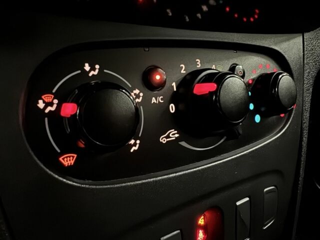 Белый Рено Сандеро, объемом двигателя 1.5 л и пробегом 136 тыс. км за 11000 $, фото 16 на Automoto.ua