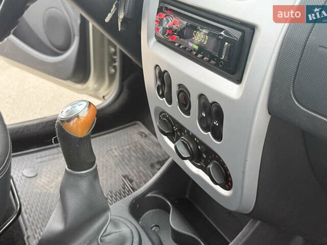 Бежевый Рено Сандеро, объемом двигателя 1.6 л и пробегом 140 тыс. км за 6700 $, фото 36 на Automoto.ua