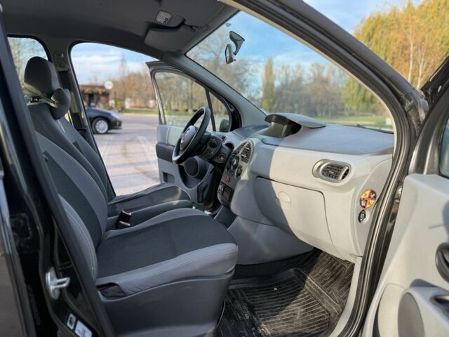 Черный Рено Сандеро, объемом двигателя 1.1 л и пробегом 120 тыс. км за 3900 $, фото 12 на Automoto.ua