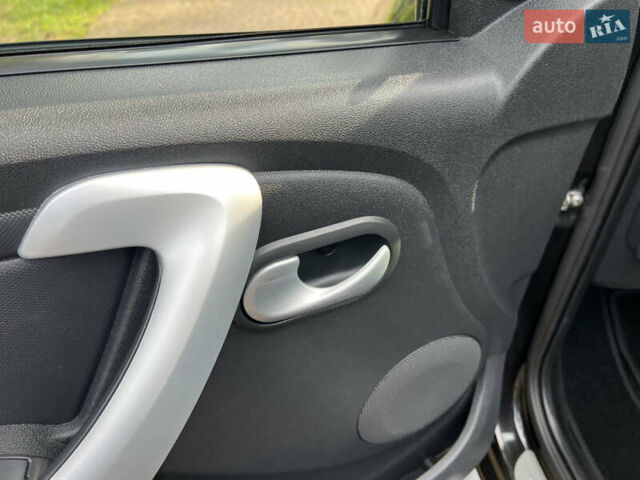 Чорний Рено Сандеро, об'ємом двигуна 1.6 л та пробігом 81 тис. км за 8700 $, фото 27 на Automoto.ua