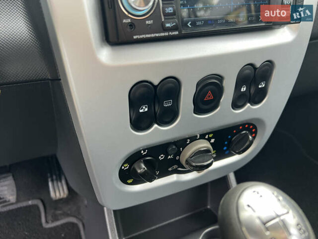 Чорний Рено Сандеро, об'ємом двигуна 1.6 л та пробігом 81 тис. км за 8700 $, фото 45 на Automoto.ua