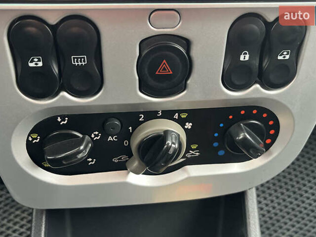 Чорний Рено Сандеро, об'ємом двигуна 1.6 л та пробігом 137 тис. км за 7200 $, фото 11 на Automoto.ua