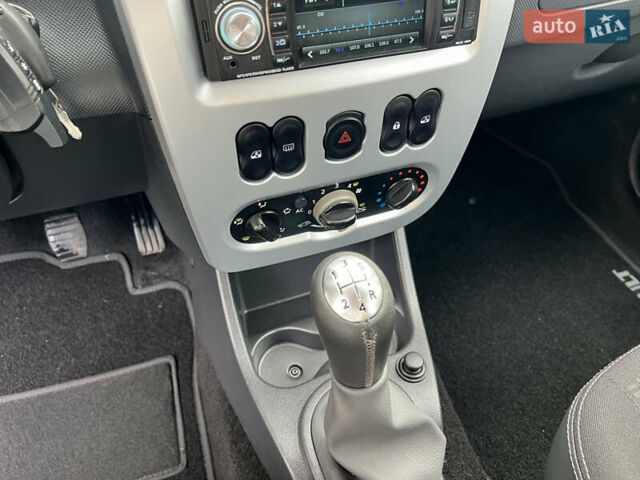 Чорний Рено Сандеро, об'ємом двигуна 1.6 л та пробігом 81 тис. км за 8700 $, фото 42 на Automoto.ua