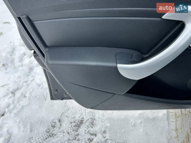 Черный Рено Сандеро, объемом двигателя 1.6 л и пробегом 79 тыс. км за 8850 $, фото 44 на Automoto.ua