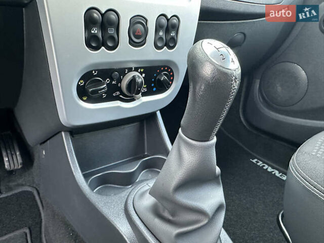 Черный Рено Сандеро, объемом двигателя 1.6 л и пробегом 79 тыс. км за 8850 $, фото 61 на Automoto.ua