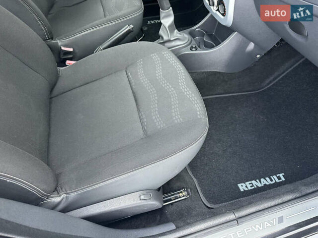 Черный Рено Сандеро, объемом двигателя 1.6 л и пробегом 79 тыс. км за 8850 $, фото 87 на Automoto.ua