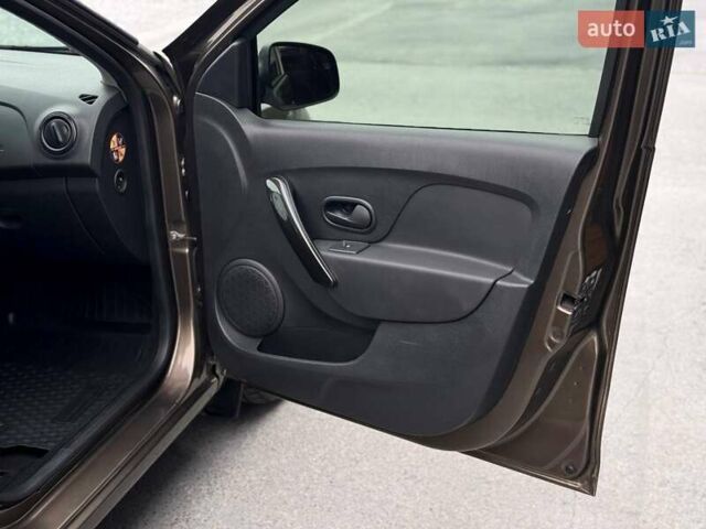 Коричневий Рено Сандеро, об'ємом двигуна 1 л та пробігом 105 тис. км за 8698 $, фото 30 на Automoto.ua