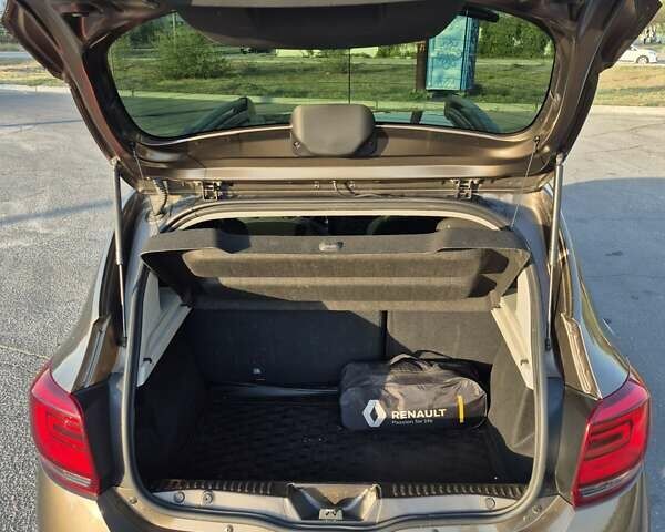 Коричневый Рено Сандеро, объемом двигателя 0.9 л и пробегом 61 тыс. км за 10900 $, фото 9 на Automoto.ua