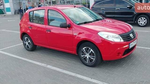 Красный Рено Сандеро, объемом двигателя 1.4 л и пробегом 131 тыс. км за 4400 $, фото 6 на Automoto.ua