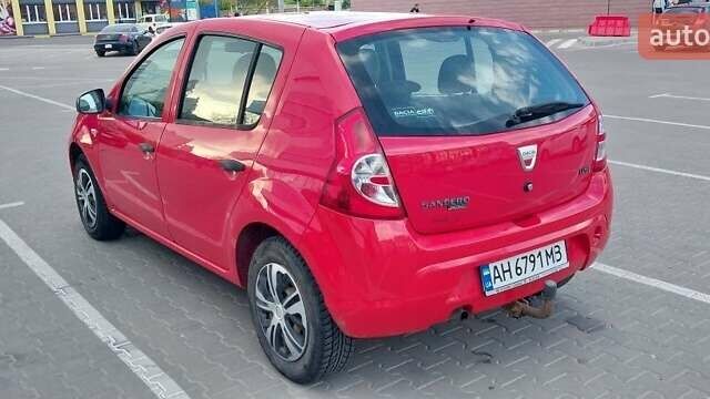 Красный Рено Сандеро, объемом двигателя 1.4 л и пробегом 131 тыс. км за 4400 $, фото 2 на Automoto.ua
