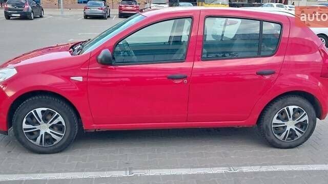 Красный Рено Сандеро, объемом двигателя 1.4 л и пробегом 131 тыс. км за 4400 $, фото 3 на Automoto.ua