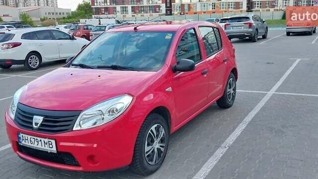 Красный Рено Сандеро, объемом двигателя 1.4 л и пробегом 131 тыс. км за 4400 $, фото 1 на Automoto.ua