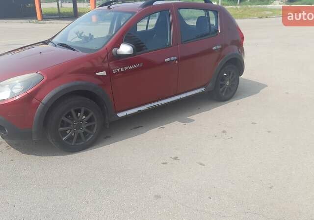 Красный Рено Сандеро, объемом двигателя 1.6 л и пробегом 185 тыс. км за 6200 $, фото 2 на Automoto.ua