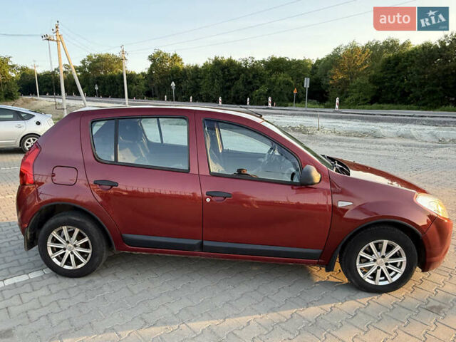 Рено Сандеро 2011 в Львове на Automoto.ua Красный Рено Сандеро, объемом двигателя 1.39 л и пробегом 252 тыс. км за 3700 $, фото 3 на Automoto.ua