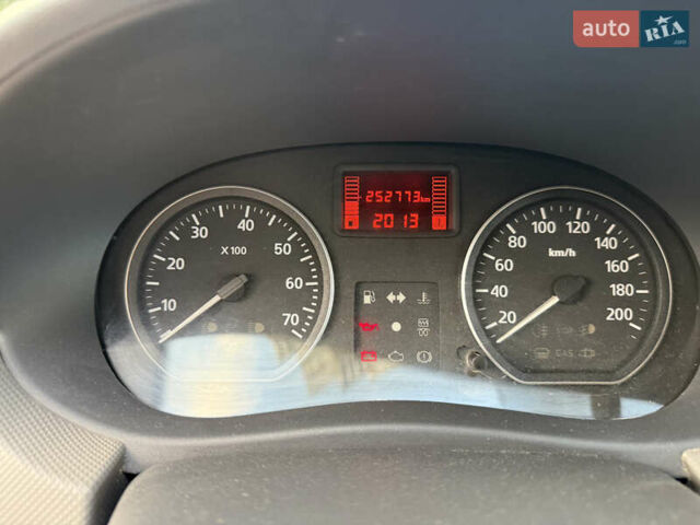 Рено Сандеро 2011 в Львове на Automoto.ua Красный Рено Сандеро, объемом двигателя 1.39 л и пробегом 252 тыс. км за 3700 $, фото 10 на Automoto.ua