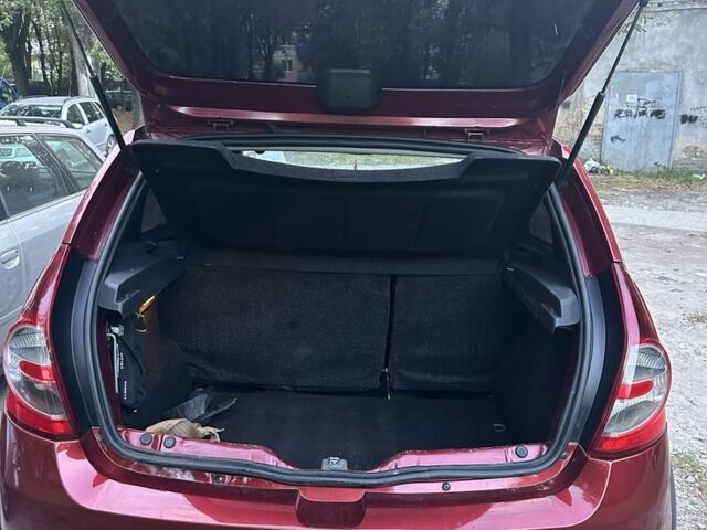 Красный Рено Сандеро, объемом двигателя 1.6 л и пробегом 98 тыс. км за 7100 $, фото 4 на Automoto.ua