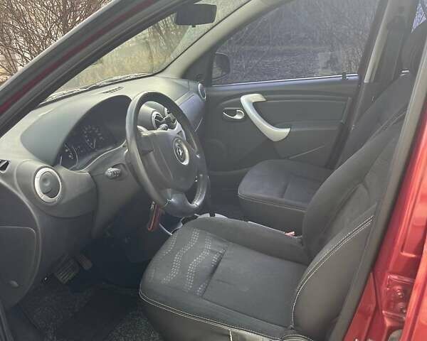 Красный Рено Сандеро, объемом двигателя 1.6 л и пробегом 163 тыс. км за 6300 $, фото 3 на Automoto.ua